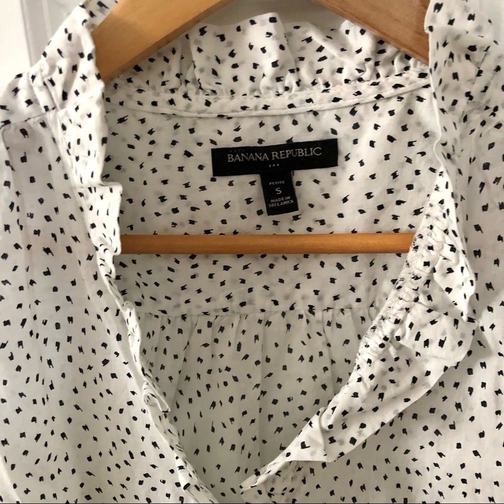 Banana Republic Sleeveless Button Down - Picture 3 of 8